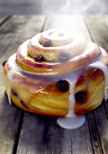 cinnamon roll with raisins